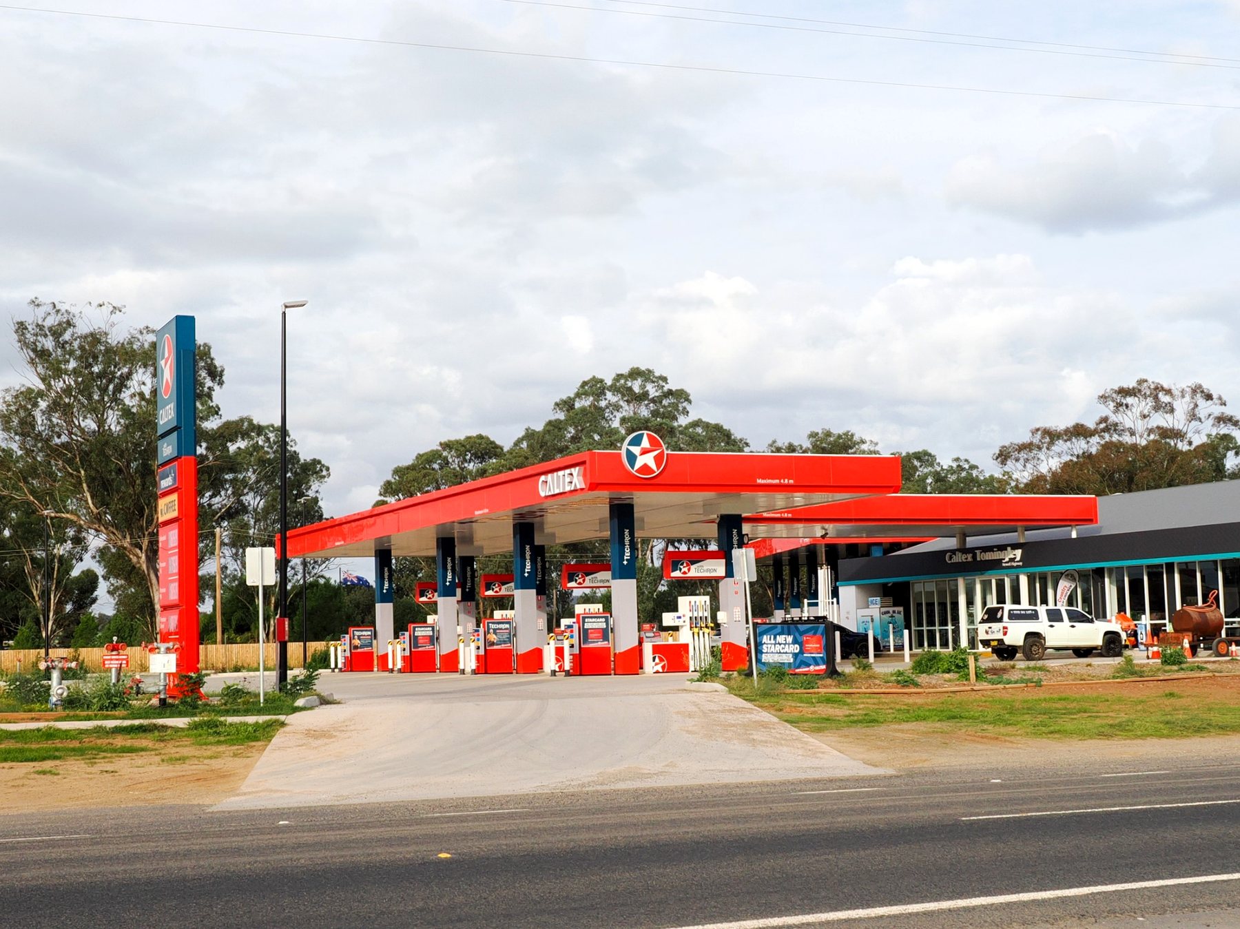 Daytime exterior of Caltex Tomingley Roadhouse